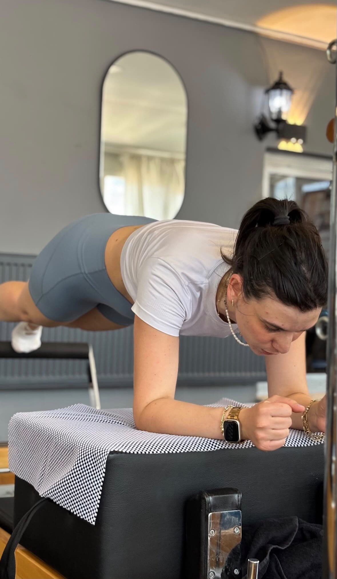 Pilates aletinde plank hareketi yapan kadın