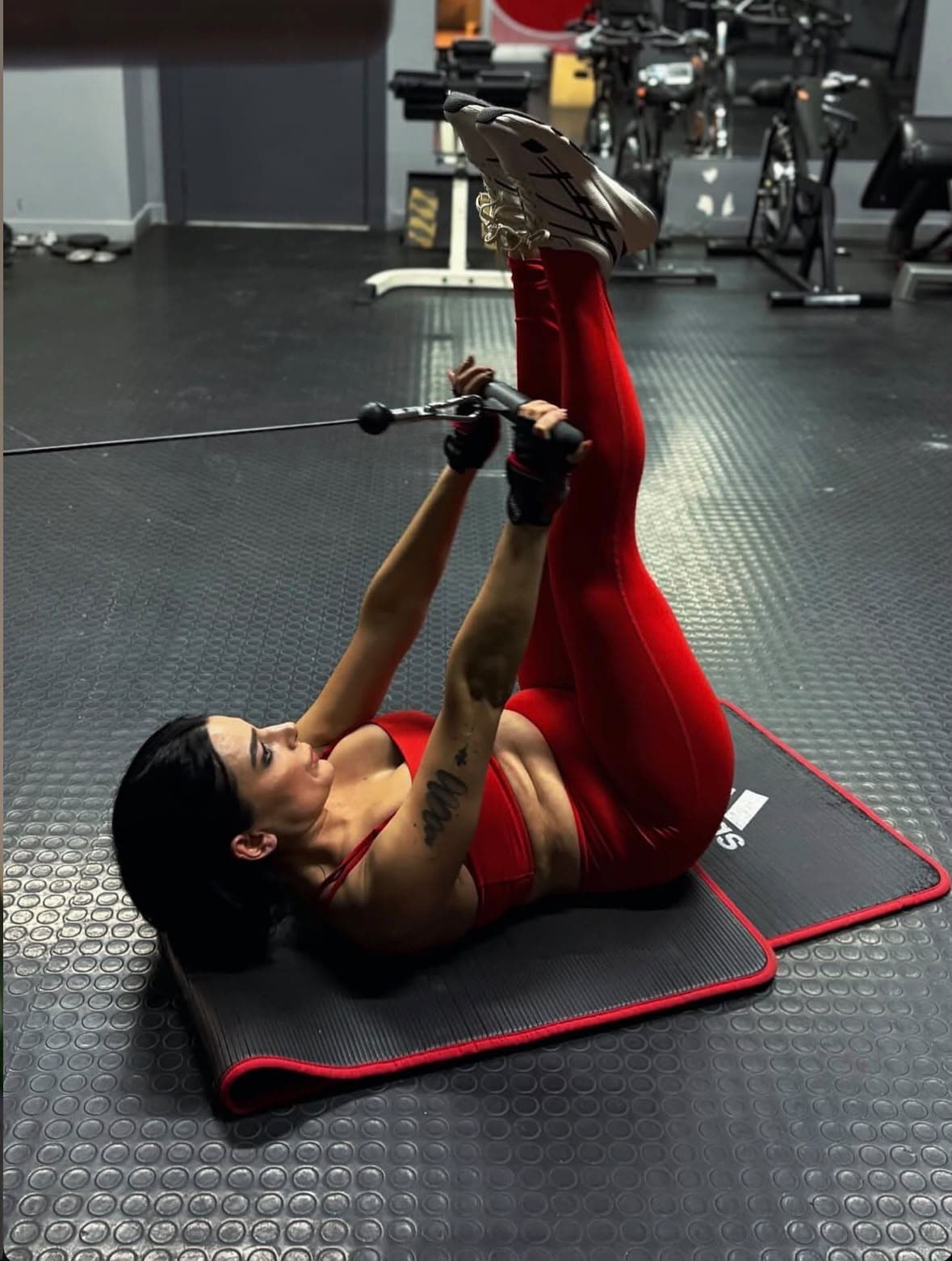 Fitness alanında mat üzerinde kablolu karın çalışması